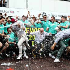 Fiesta de champán en Mercedes tras la victoria