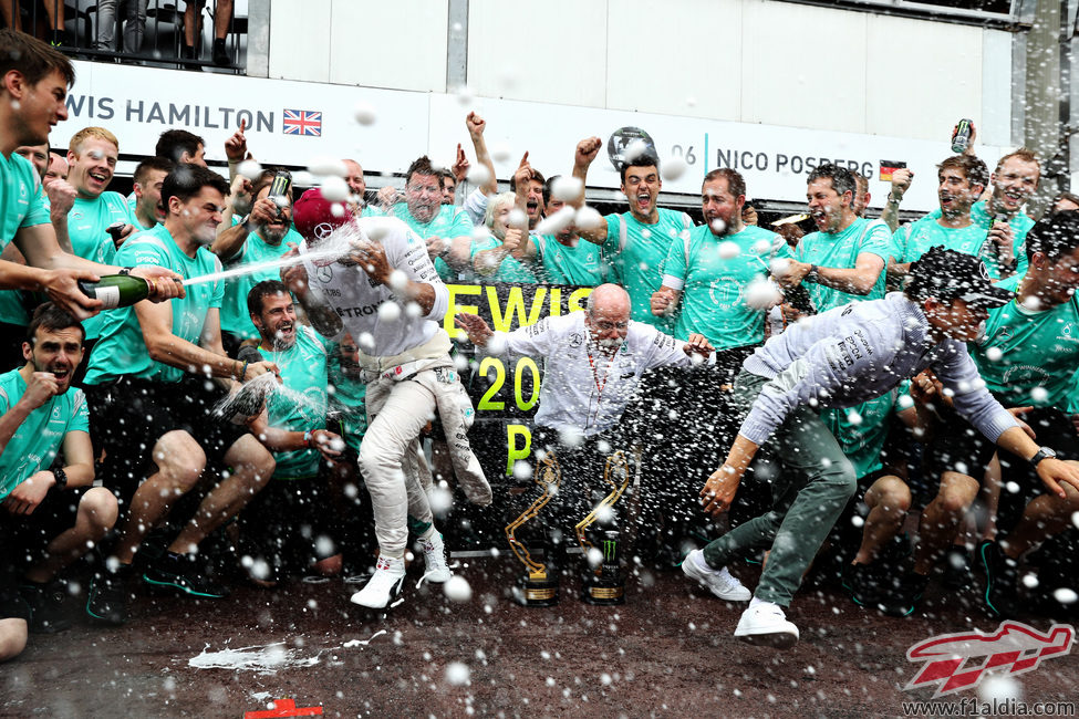 Fiesta de champán en Mercedes tras la victoria