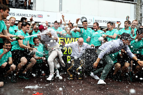 Fiesta de champán en Mercedes tras la victoria