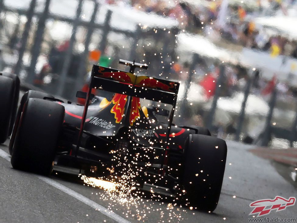 Chispas en el coche de Daniel Ricciardoq
