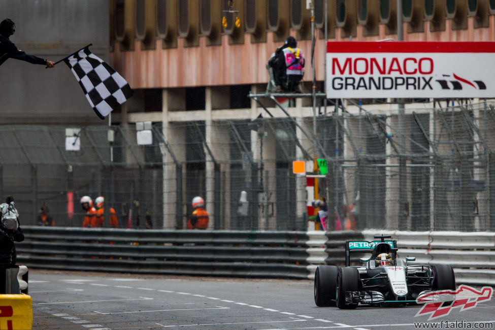 Bandera a cuadros para Lewis Hamilton