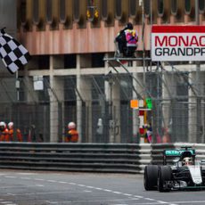 Bandera a cuadros para Lewis Hamilton