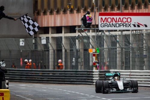 Bandera a cuadros para Lewis Hamilton