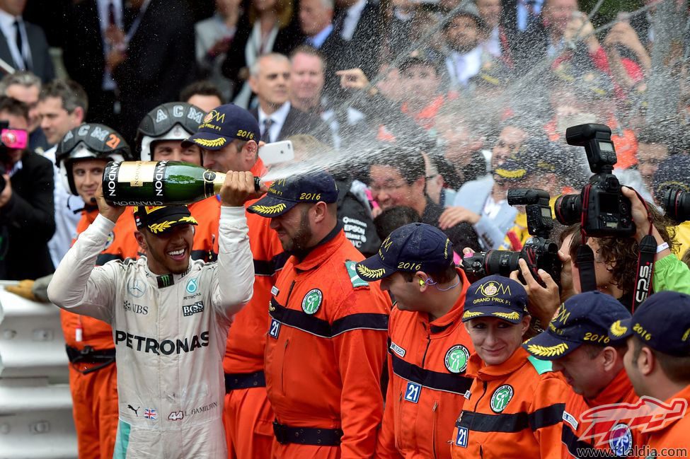 Lewis Hamilton moja con champán a los presentes