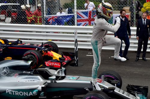 Salto de victoria de Lewis Hamilton