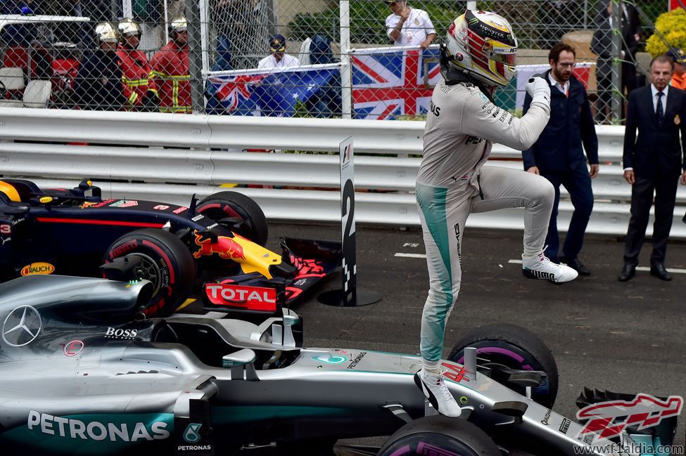 Salto de victoria de Lewis Hamilton