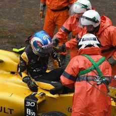 Los comisarios ayudan a Jolyon Palmer a salir del coche