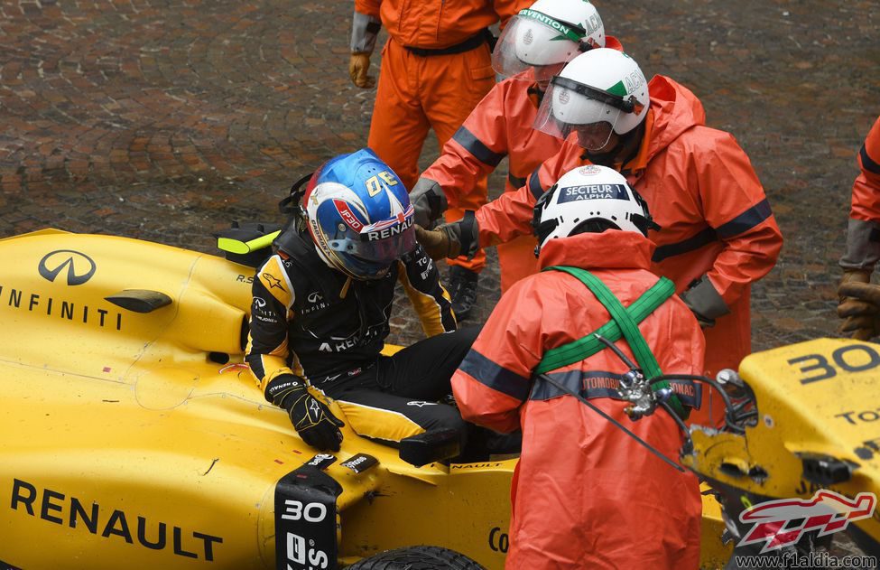 Los comisarios ayudan a Jolyon Palmer a salir del coche