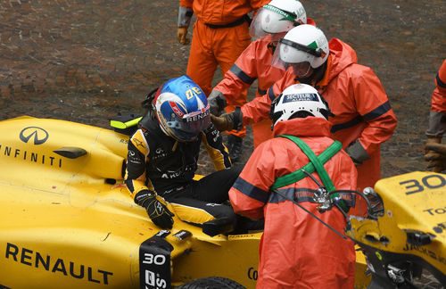 Los comisarios ayudan a Jolyon Palmer a salir del coche