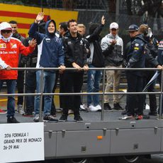 Los pilotos saludan durante el 'drivers' parade'