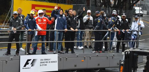 Los pilotos saludan durante el 'drivers' parade'