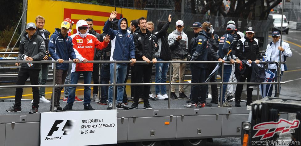 Los pilotos saludan durante el 'drivers' parade'