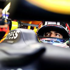 Daniel Ricciardo espera su momento para salir