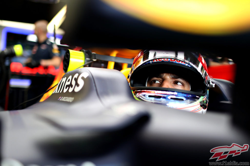 Daniel Ricciardo espera su momento para salir