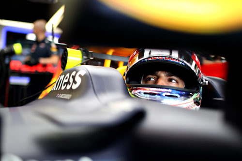 Daniel Ricciardo espera su momento para salir