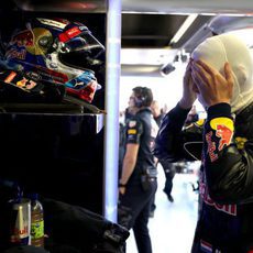 Max Verstappen se limpia el sudor de la cara