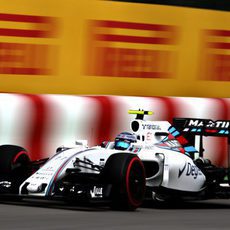 Valtteri Bottas pasa rozando las protecciones