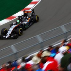 Nico Hülkenberg pasa cerca de los aficionados