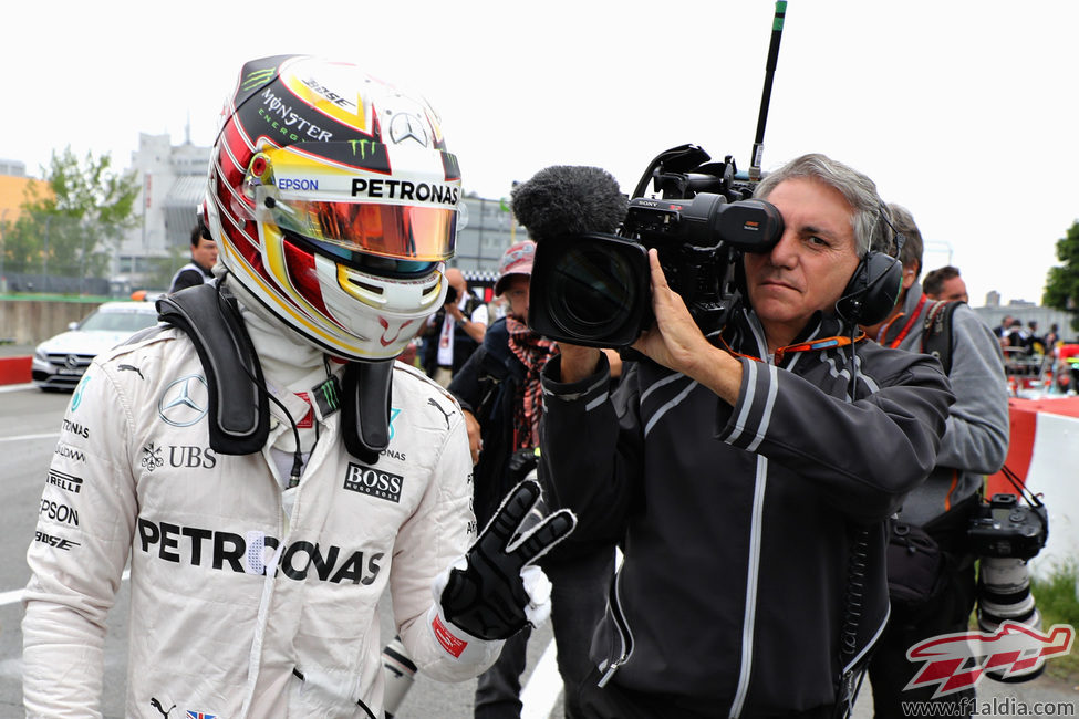 Lewis Hamilton suma la segunda pole del año