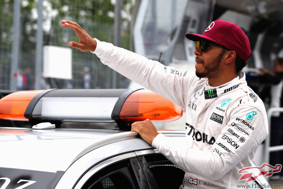 Alegría de Lewis Hamilton al firmar la pole