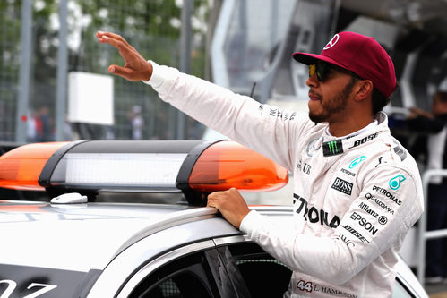 Alegría de Lewis Hamilton al firmar la pole