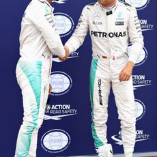 Lewis Hamilton y Nico Rosberg se dan la mano