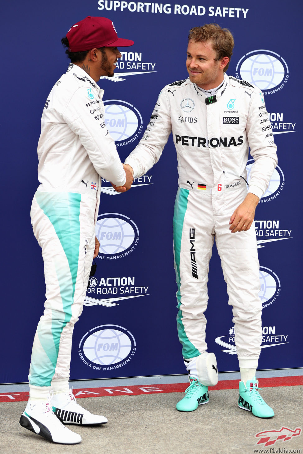 Lewis Hamilton y Nico Rosberg se dan la mano