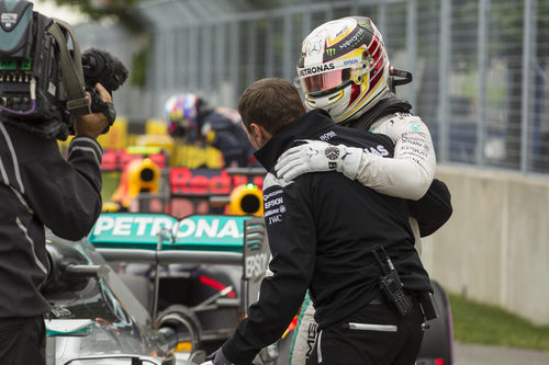 Lewis Hamilton recibe la alegría de su equipo
