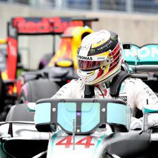 Lewis Hamilton se baja del coche al terminar la clasificación