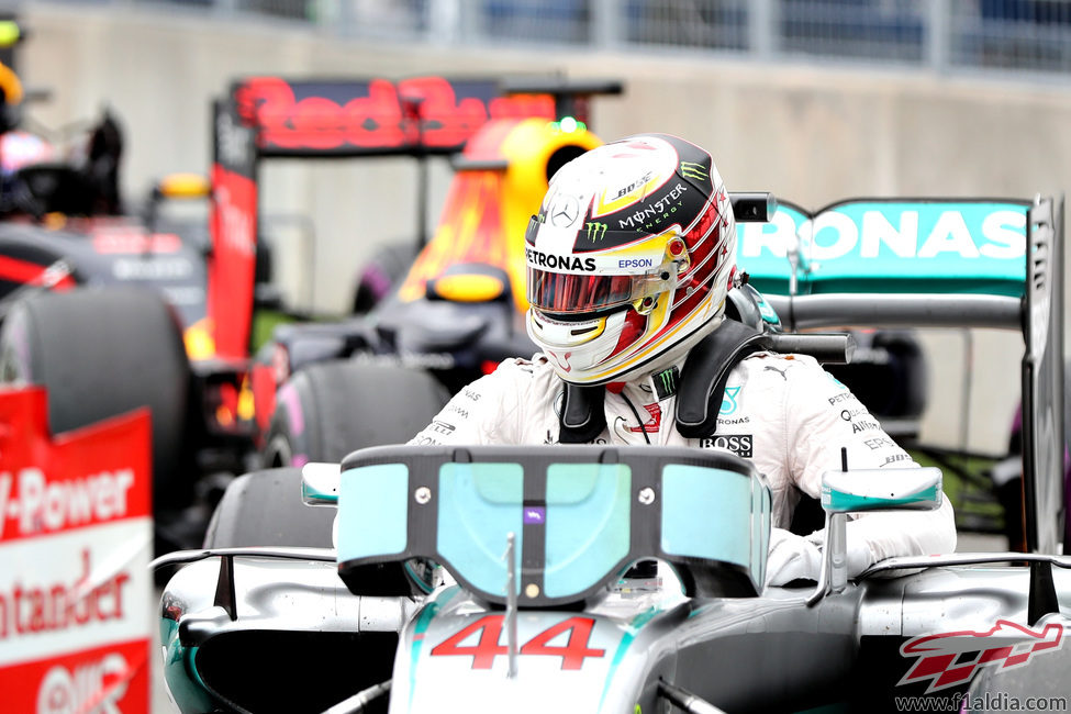 Lewis Hamilton se baja del coche al terminar la clasificación