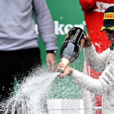 Lewis Hamilton celebra la victoria con champán