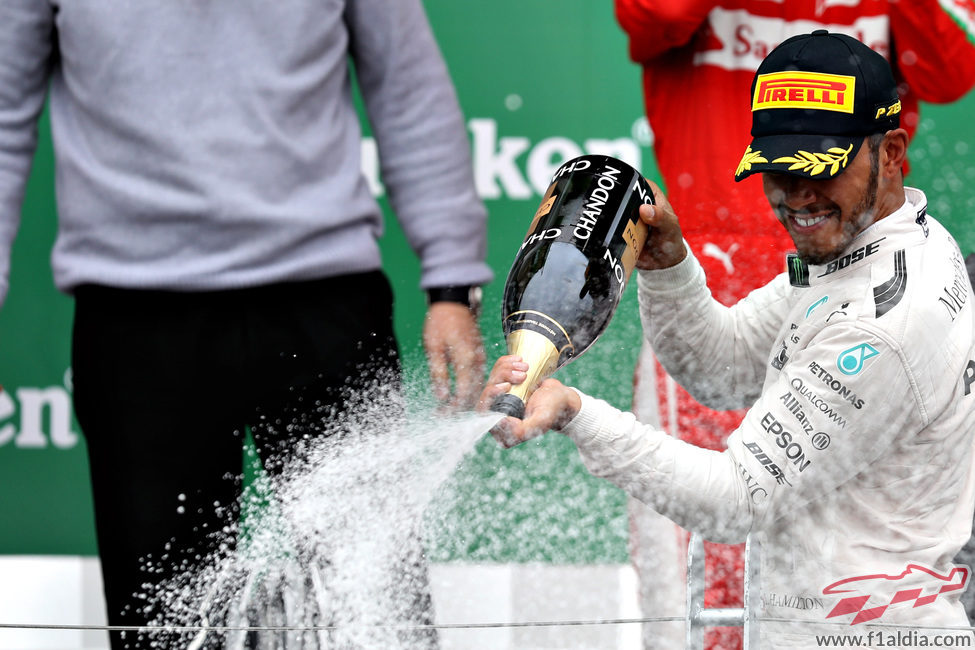 Lewis Hamilton celebra la victoria con champán