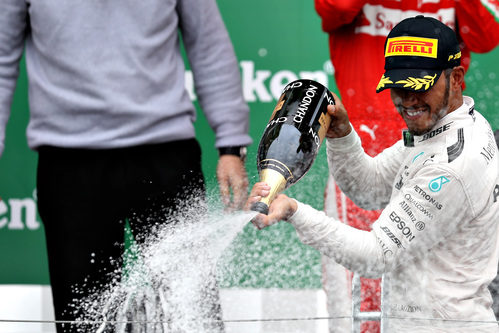 Lewis Hamilton celebra la victoria con champán