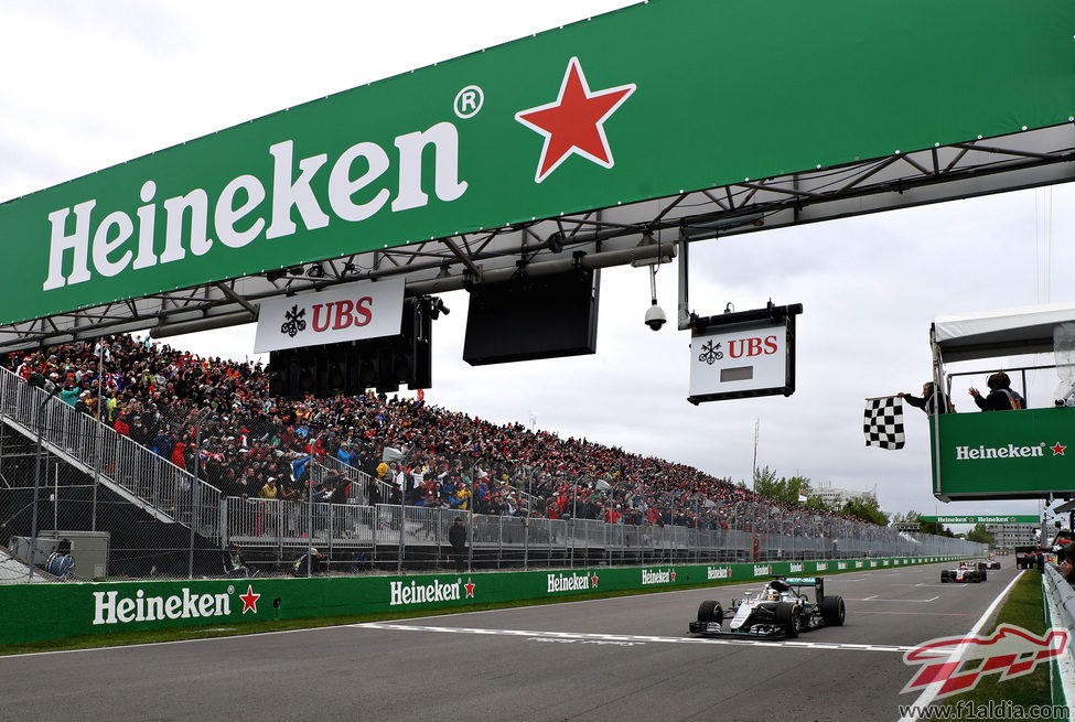 Bandera a cuadros en Montreal para Lewis Hamilton