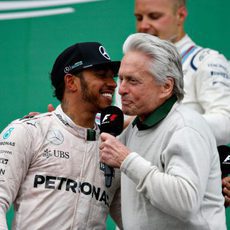 Michael Douglas entrevista a Lewis Hamilton