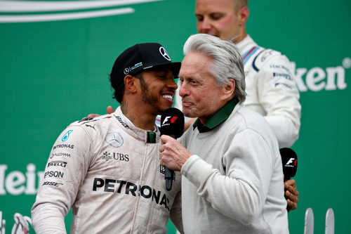 Michael Douglas entrevista a Lewis Hamilton