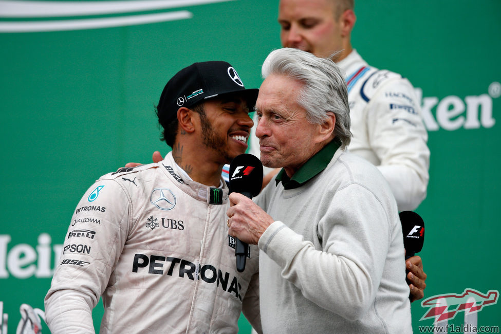 Michael Douglas entrevista a Lewis Hamilton