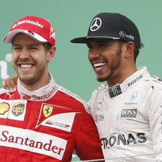 Sebastian Vettel y Lewis Hamilton alegres en el podio