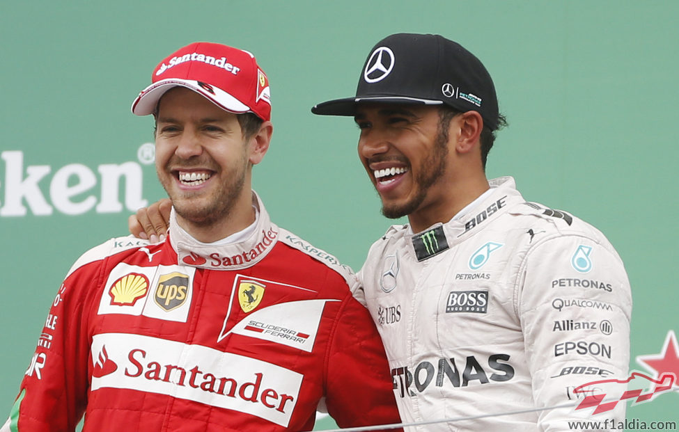 Sebastian Vettel y Lewis Hamilton alegres en el podio