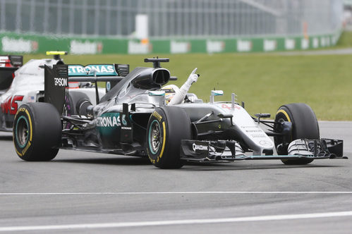 Dedito mágico de Lewis Hamilton en Montreal