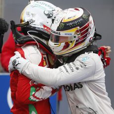 Abrazo entre Lewis HAmilton y Sebastian Vettel