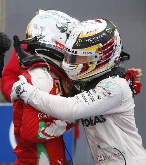 Abrazo entre Lewis HAmilton y Sebastian Vettel