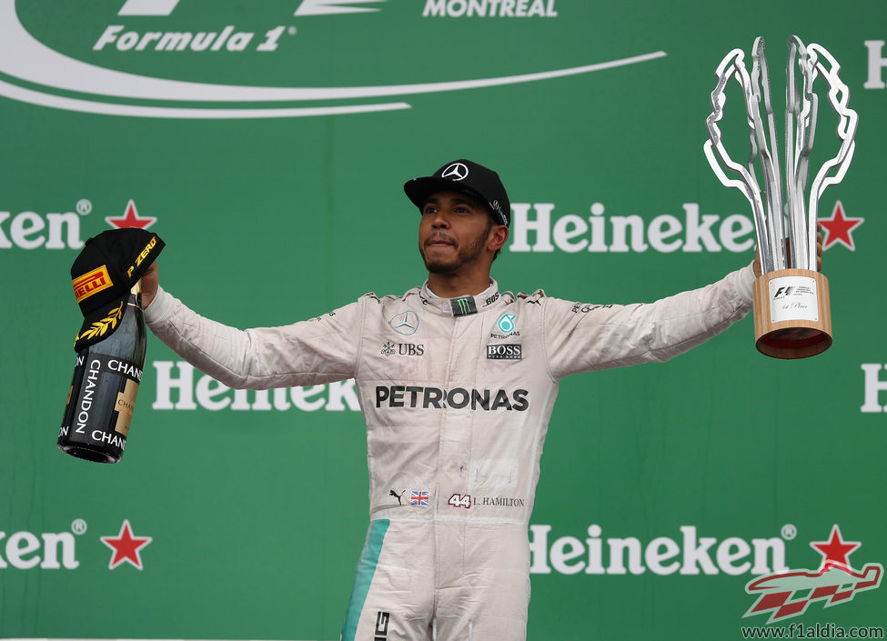 Botella y trofeo para Lewis Hamilton