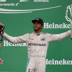 Botella y trofeo para Lewis Hamilton