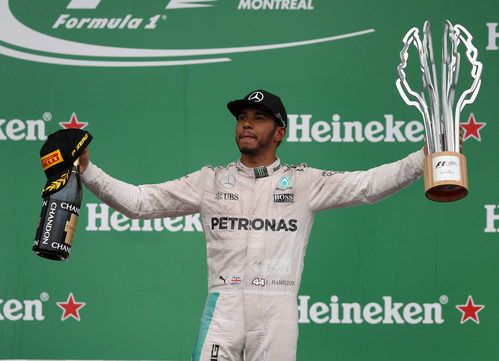 Botella y trofeo para Lewis Hamilton