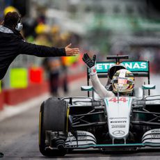 ¡Choca esos cinco Lewis Hamilton!