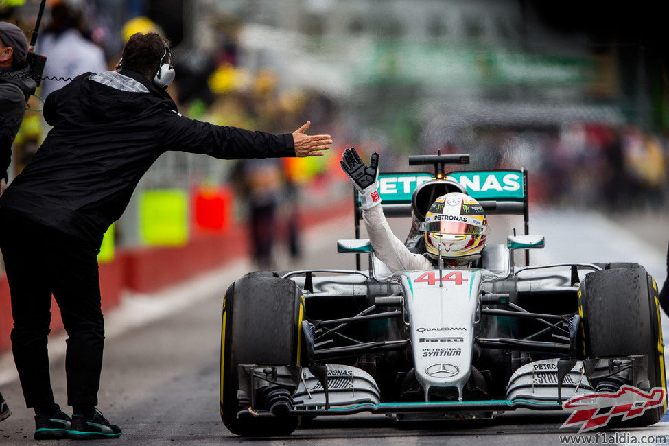 ¡Choca esos cinco Lewis Hamilton!