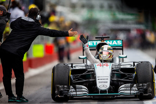 ¡Choca esos cinco Lewis Hamilton!