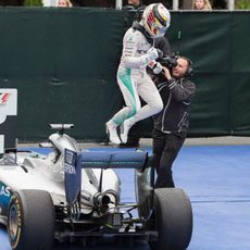 Lewis Hamilton salta del coche en Canadá