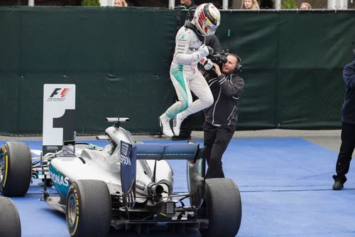 Lewis Hamilton salta del coche en Canadá